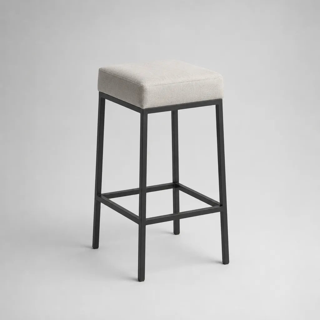 Sgabello imbottito in poliestere e acciaio nero, sedile quadrato vuoto, 40 × 40 × 75 cm