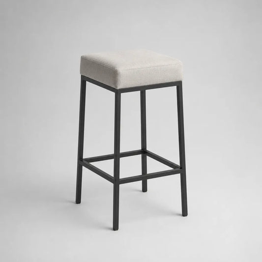 Sgabello imbottito in poliestere e acciaio nero, sedile quadrato vuoto, 40 × 40 × 75 cm