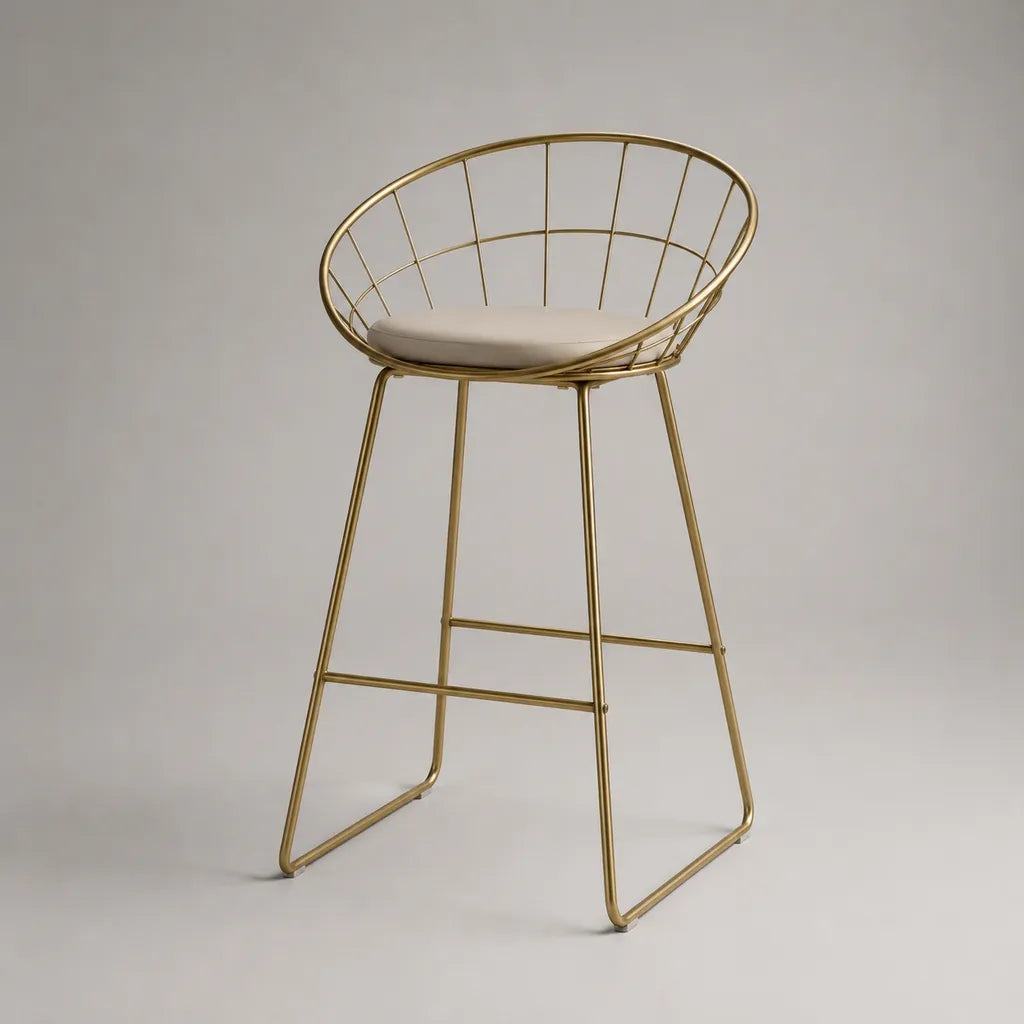 Sgabello in acciaio oro con schienale arrotondato e cuscino beige, 54 × 52 × 99 cm